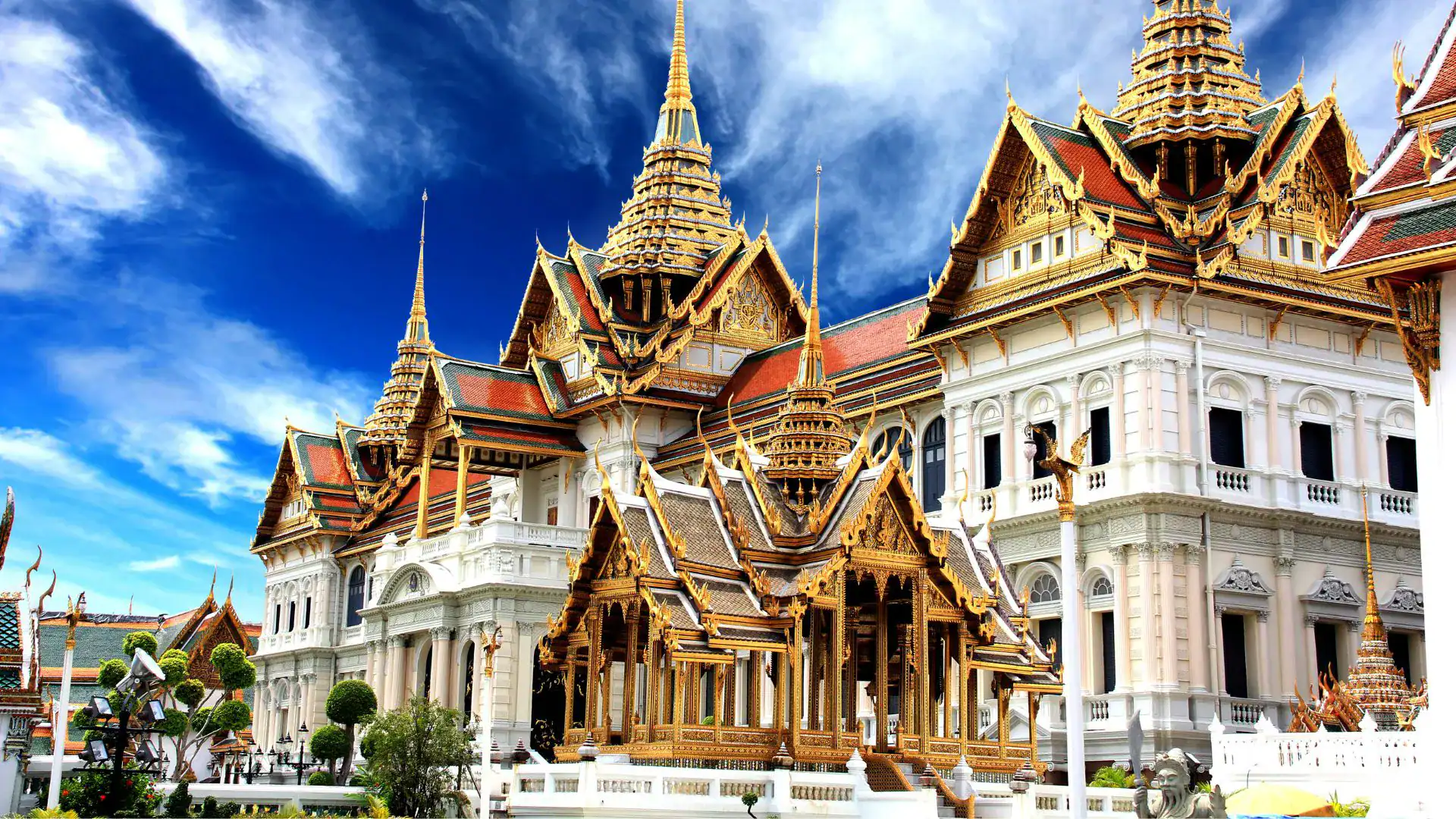 A luxury Bangkok sightseeing experience featuring a visit to the Grand Palace with chauffeur service.